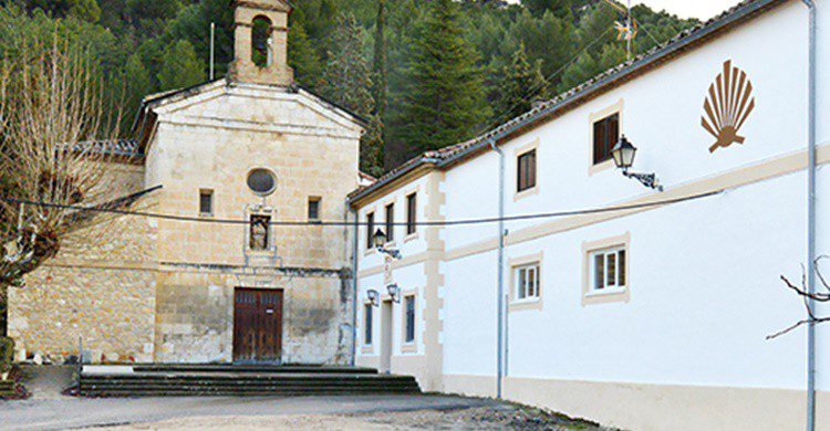 Albergue de Rocamador junto a la iglesia (Pinterest).