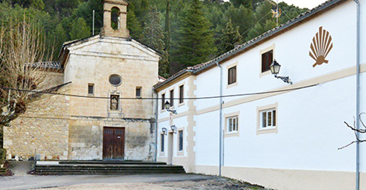 Albergue de Rocamador junto a la iglesia (Pinterest).