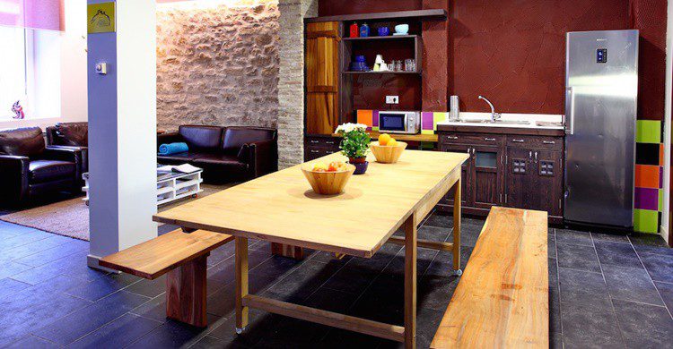 Zona común del albergue (https://www.facebook.com/pages/Albergue-Check-in-Rioja/270923906288087)