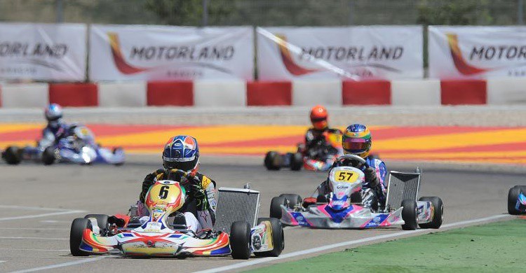 Competición en Motorland de karts (http://www.motorlandaragon.com/es/circuito-karting/circuito-de-karting.html)