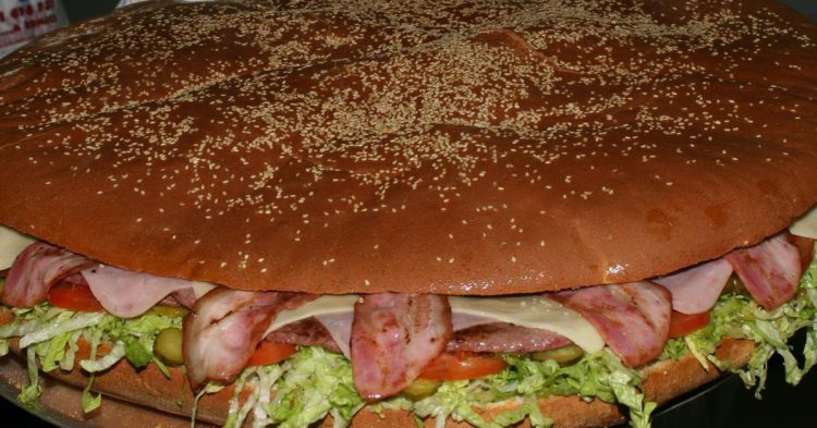 Hamburguesa XXL en Parla (https://www.facebook.com/Las-Hamburguesas-M%C3%A1s-Grandes-Parla-Madrid-51854506729/)