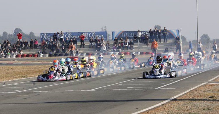 Imagen de la salida de una carrera en el circuito valenciano de karts (http://www.kartodromovalencia.com/)