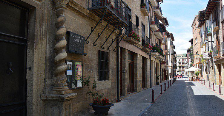 Calle de Sangüesa, con uno de sus palacios a la izquierda. Miguel Ángel García. (Flickr)