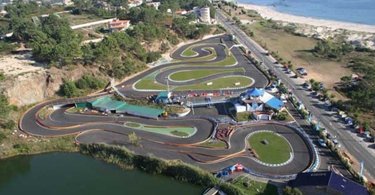 Vista del circuito de karts junto al Atlántico (http://www.parisdakart.com/sanxenxo/)