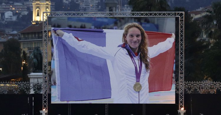 Instantánea del homenaje a Camille Muffat.