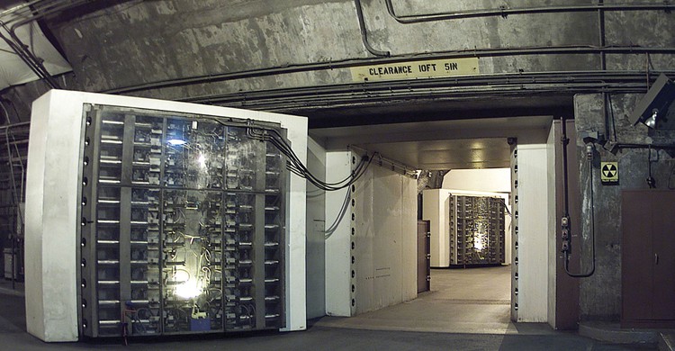 Entrada del búnker (USAF photo, Wikipedia)