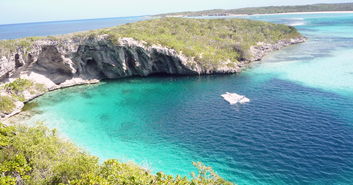 Dean Blue Hole Long Island Bahamas (Ton Engwirda, Wikipedia)