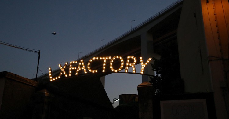 Luminoso de LxFactory (Joana Leitão, Facebook)