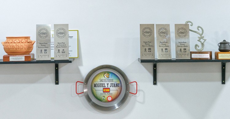 Pared de trofeos (Web del restaurante Miguel y Juani)