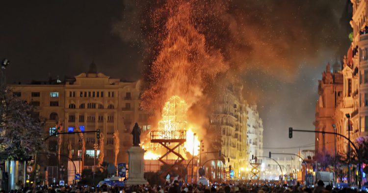 Quemando una falla (iStock)