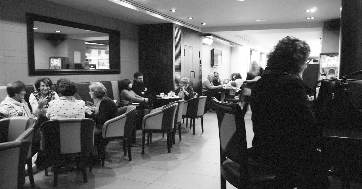 Dentro de la chocolatería (Cafetería Pastelería Viena Espolón, Facebook)