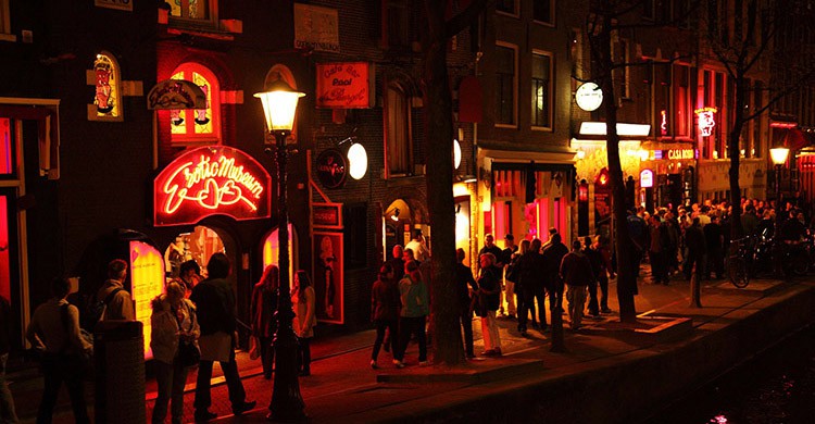 Vista Nocturna De La Casa De Amsterdam Con Luz Roja Reflectante Y