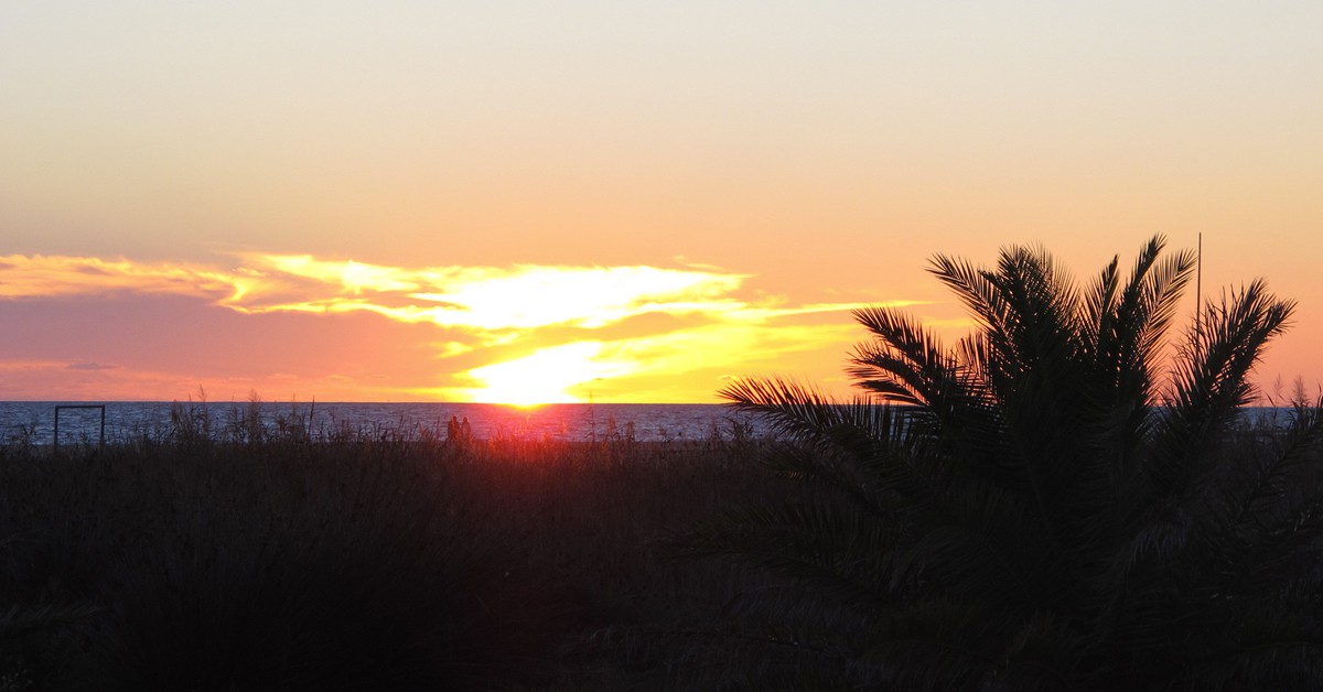 Puesta de sol sobre la playa de los Bateles (jmerelo, Foter)