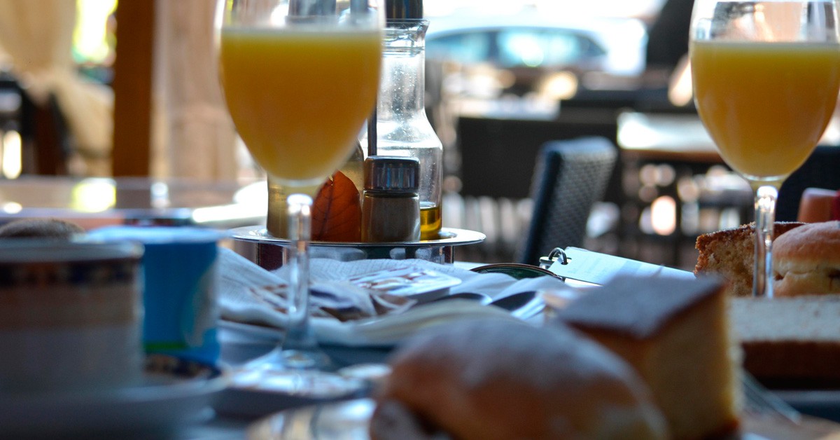 zumos y comida en la cafetería (Istock)