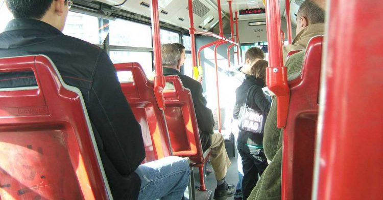 Hay pasajeros que se creen con derecho a dos asientos (Flickr)