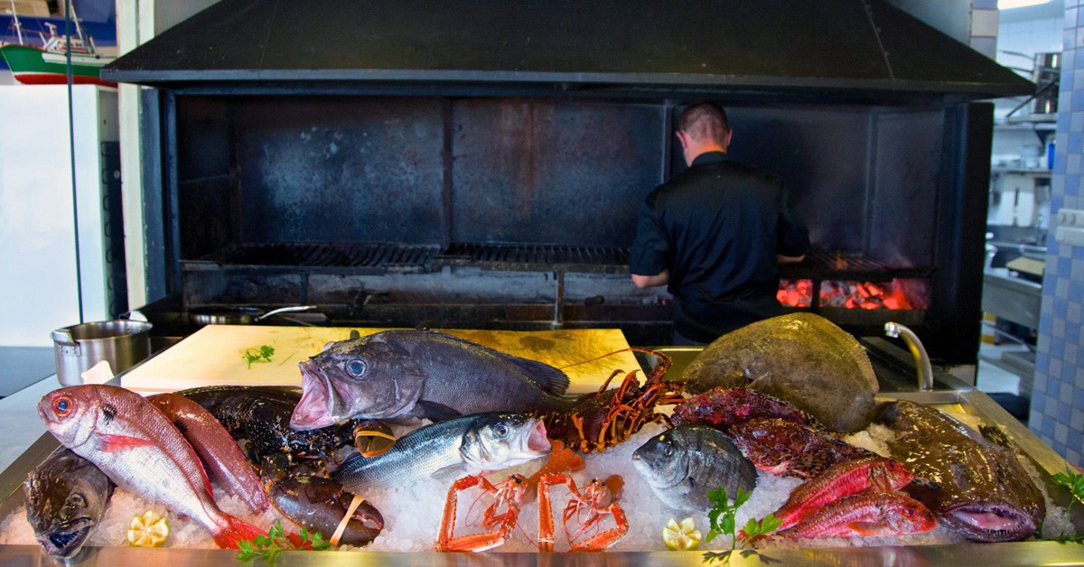 Expositor y brasa (Hondartzape, Facebook)