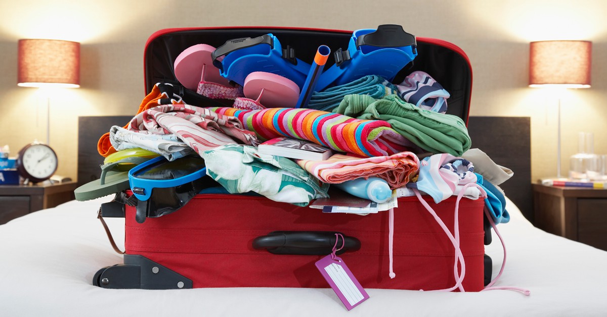 Llenar la maleta es otro error muy común al viajar (iStock)