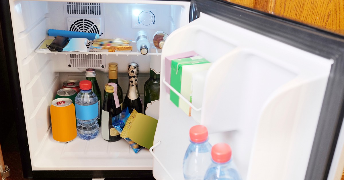 Los minibares de los hoteles son muchas veces una trampa en la que caemos (iStock)