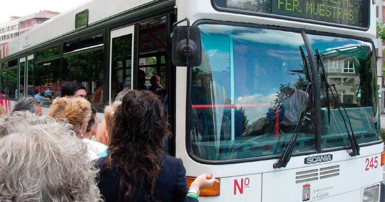 Hazte un hueco entre gente y maletas en el autobús (Flickr)