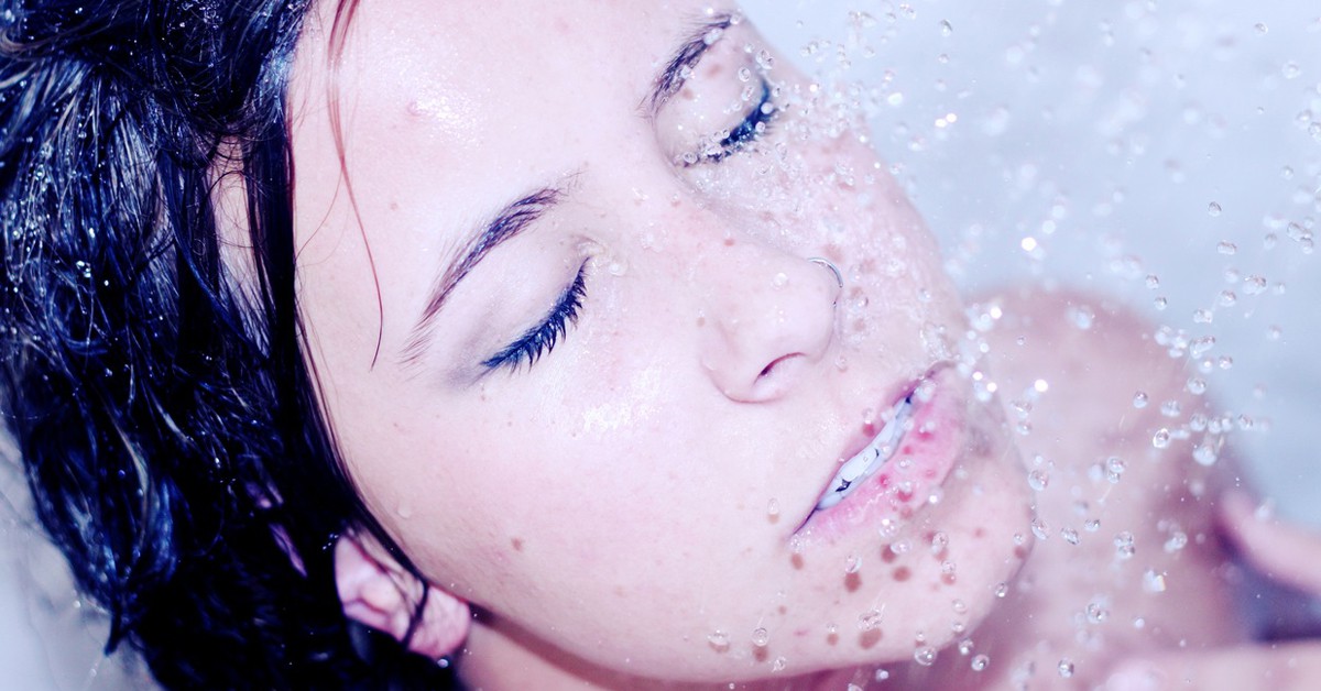 Lavarse con agua de lluvia es muy bueno para la piel y el cabello (Pexels)