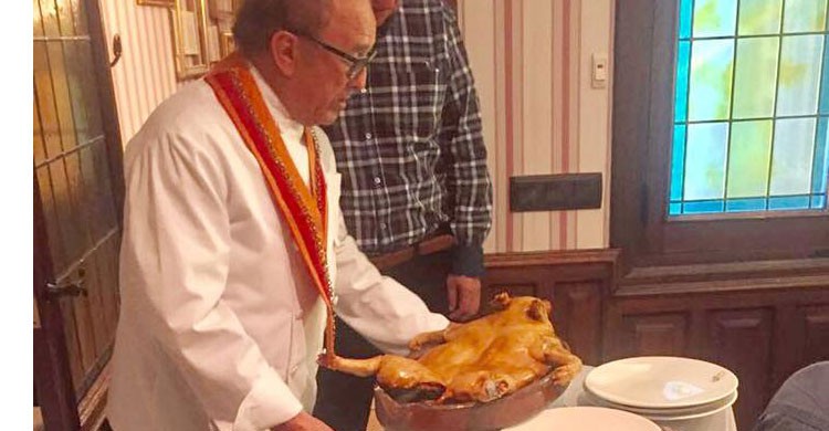José María Ruiz presumiendo de su exquisito cochinillo (Fuente: Facebook Restaurante José María, Segovia)