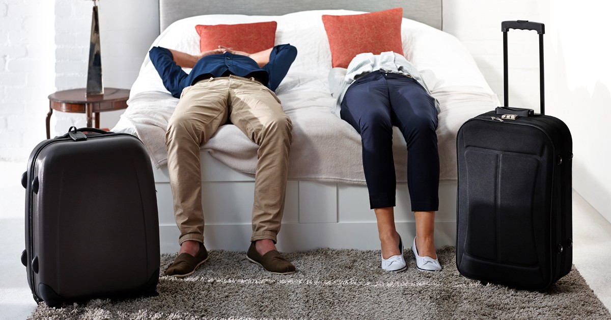Tumbarnos en la cama sin deshacer antes las maletas es una tentación a la que es difícil resistirse (iStock)