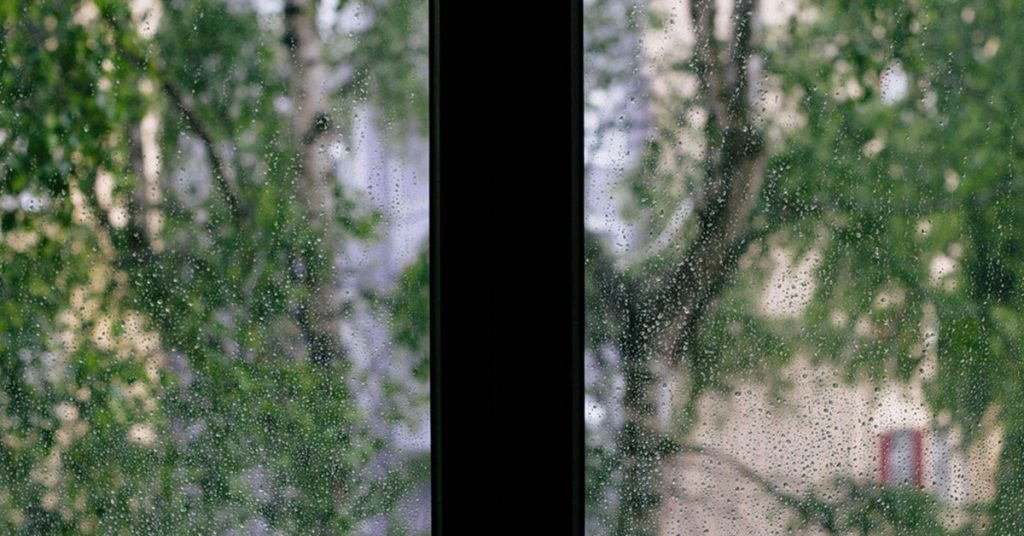 8. Ver la lluvia cayendo sobre los cristales