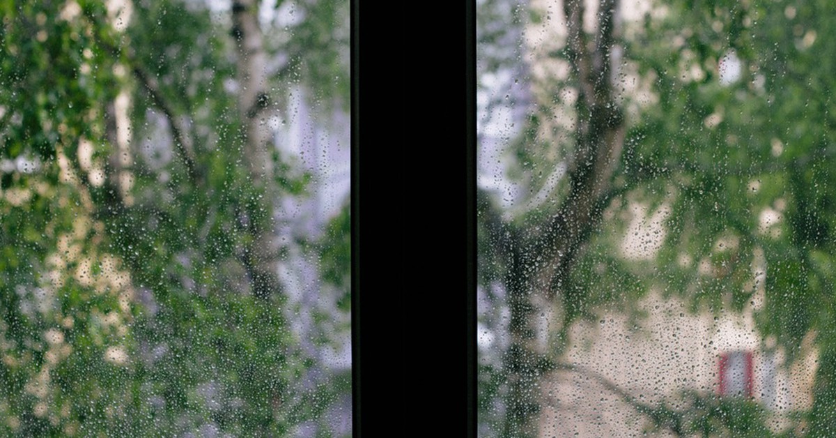 Ver el agua de la lluvia resbalando sobre los cristales provoca una sensación agradable (Pexels)