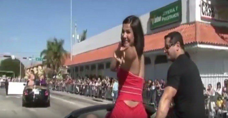 Cabalgata en Miami con descapotables y jóvenes ligeritos de ropa. (YouTube)