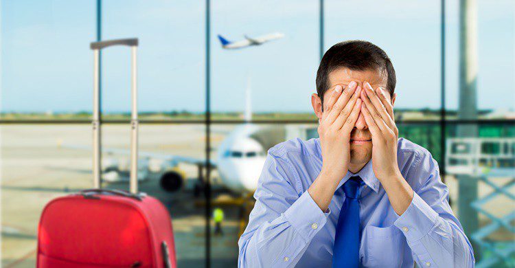 Pasajero desesperado por un retraso. Manuel-F-O (iStock)