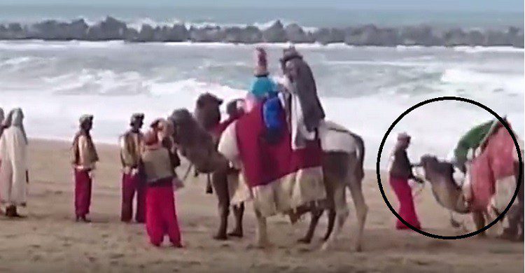 Momento de una de las caídas del rey mago. (YouTube)