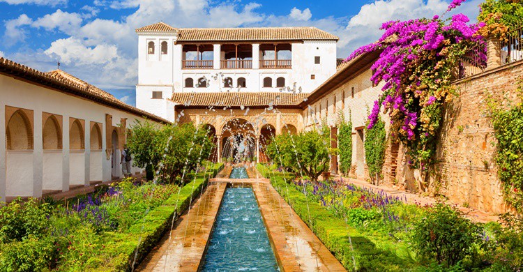 Vista del Generalife y sus jardines. JoseIgnacioSoto (iStock)