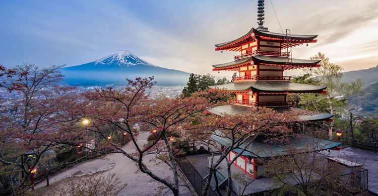 Pagoda japonesa con el monte Fuji de fondo. Chairedevil (iStock)