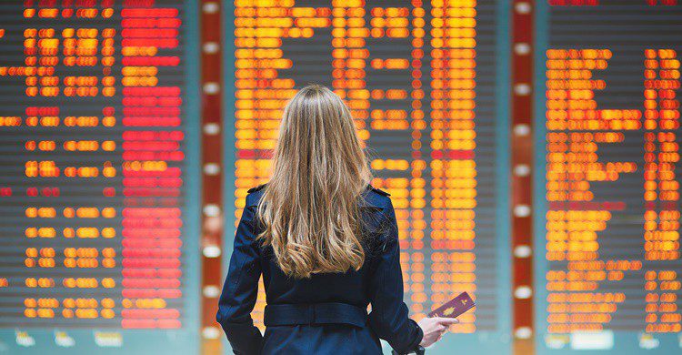 Pasajero ante los paneles de información. Encrier (iStock)