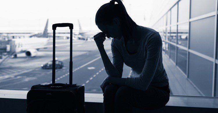 Mujer esperando en el aeropuerto. Kieferpix (iStock)
