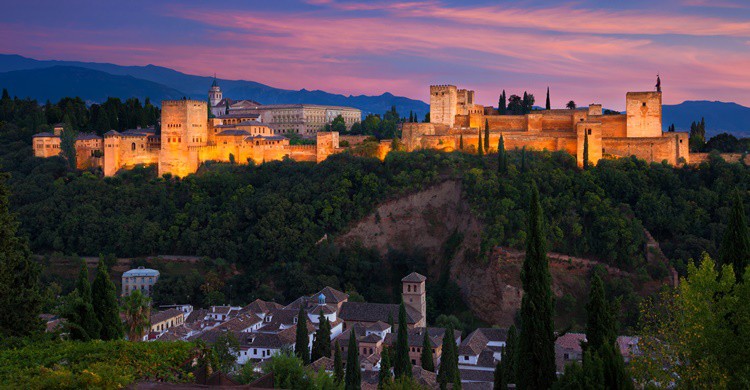 Vista de la Alhambra al atardecer. JoseIgnacioSoto (iStock)