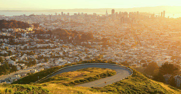 Subida a una de las colinas Twin Peaks de San Francisco. rabbit75_ist (iStock)