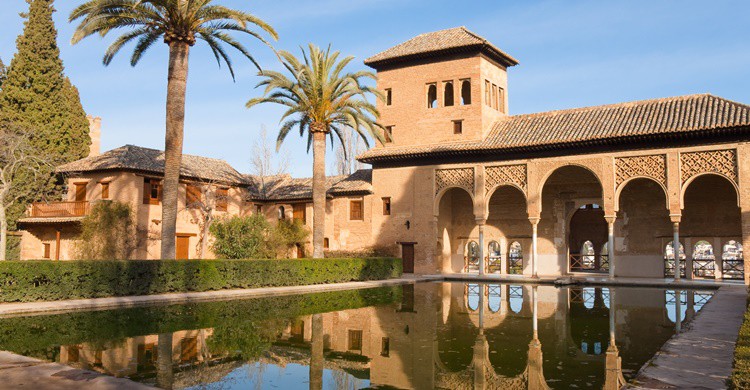 Jardines en la Alhambra. Zakochana (iStock)
