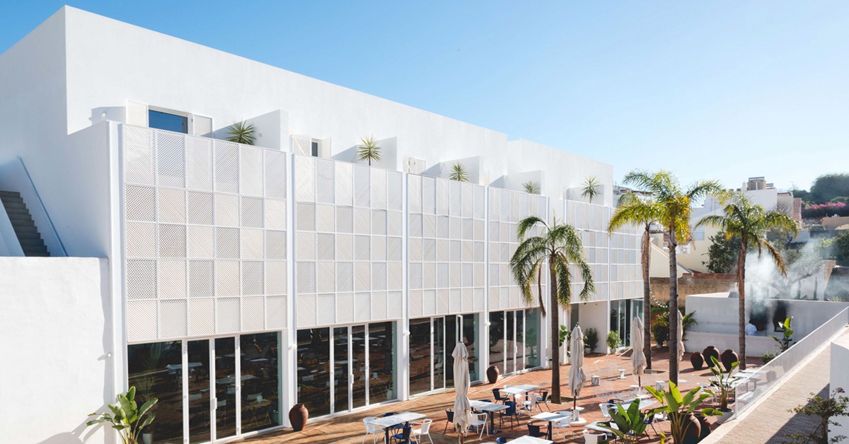 Vista general del patio y de la fachada trasera (Web de Casa Mae)