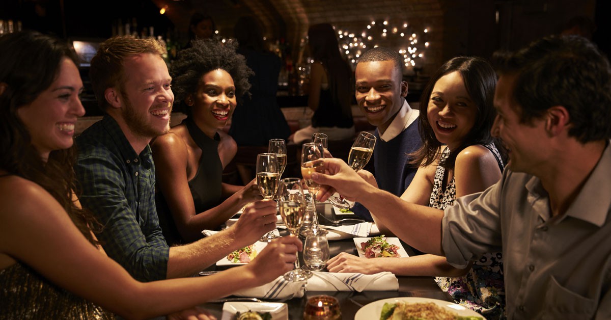 Cena con amigos (iStock)