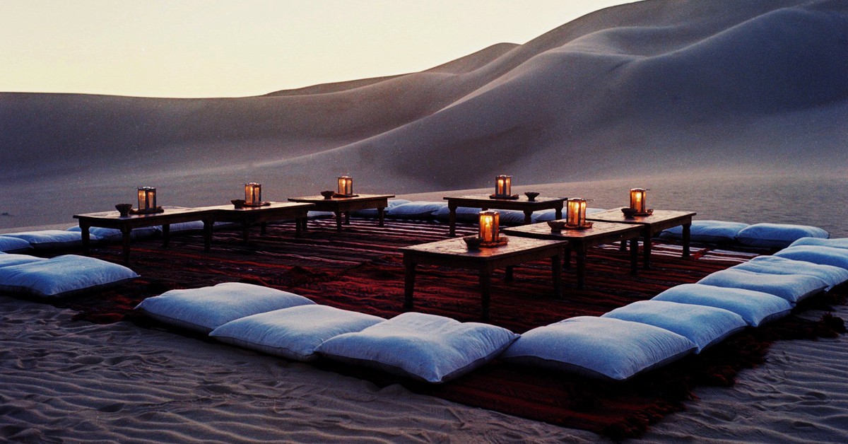 Cena en el desierto (Adrere Amellal Desert Ecolodge, Facebook)
