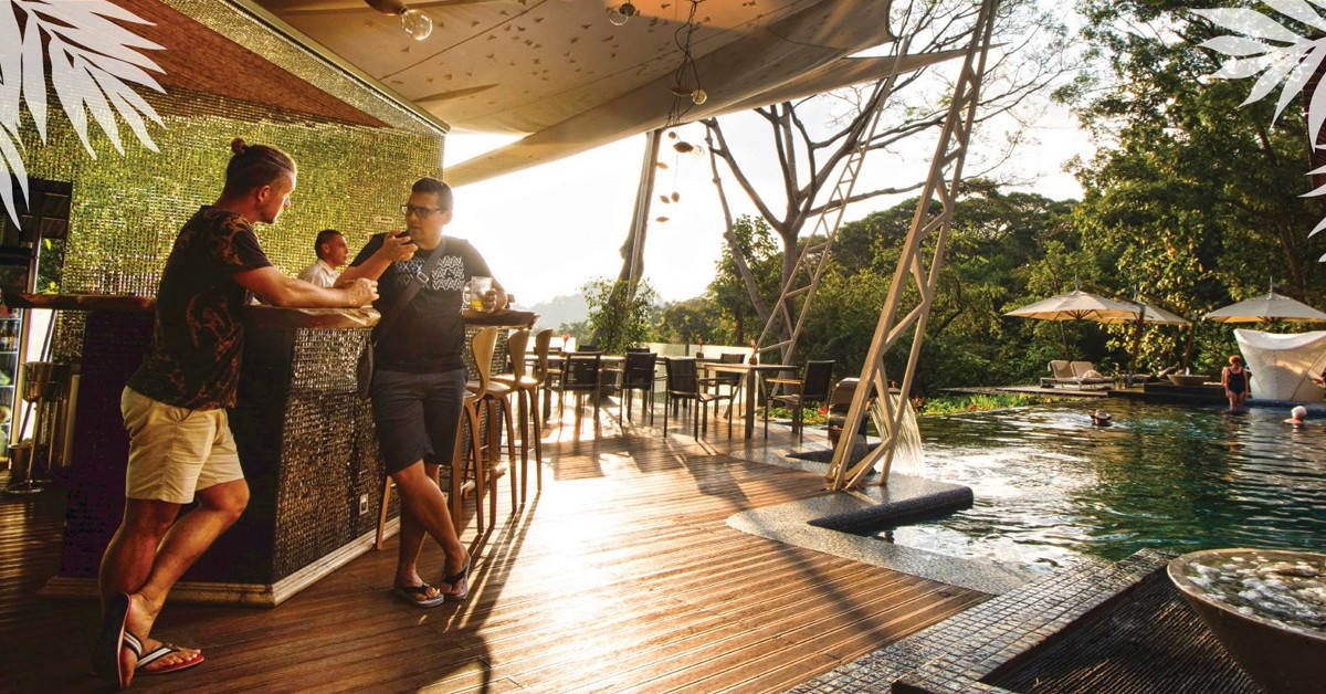 En la piscina (Hotel Makanda by the Sea-Costa Rica, Facebook)