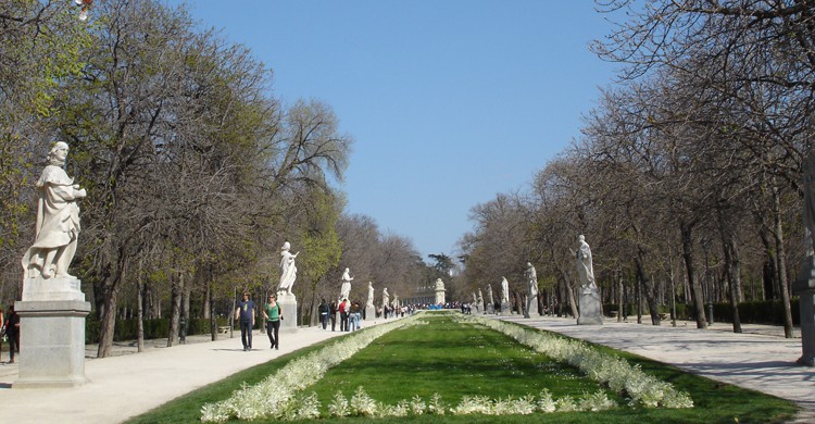 Paseo de las Estatuas del Retiro (wikimedia.org)