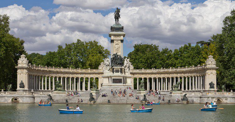 Monumento a Alfonso XII junto al estanque del Retiro (wikimedia.org)