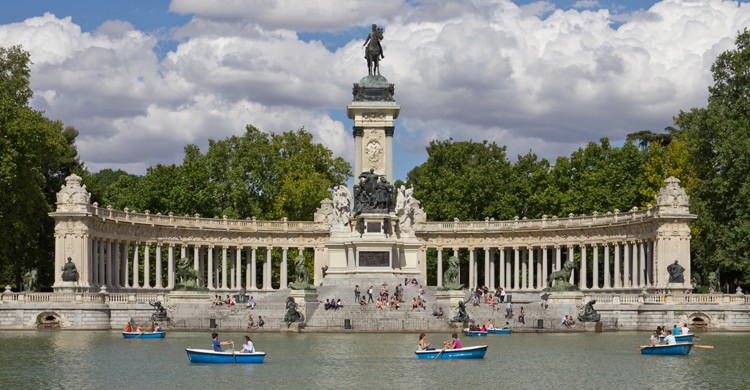 Monumento a Alfonso XII junto al estanque del Retiro (wikimedia.org)