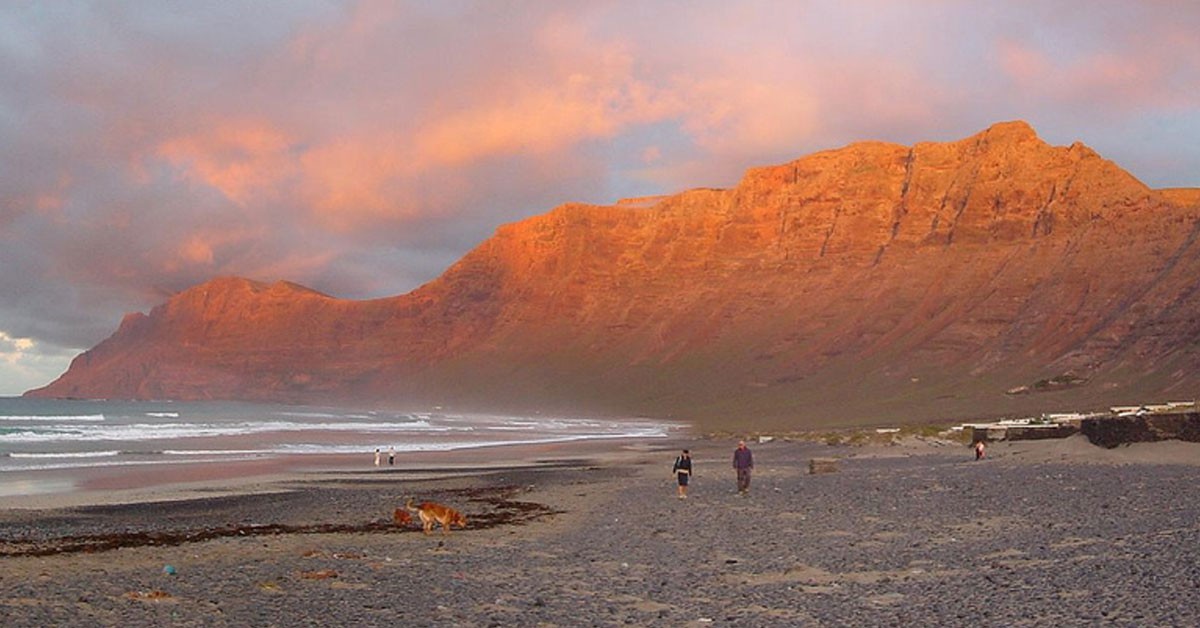 Famara, un lugar estupendo para aterrizar tu parapente (Flickr)