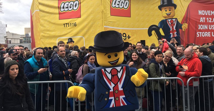 La inauguración de la tienda de LEGO más grande del mundo tuvo lugar el 17 de noviembre de 2016 (Twitter)