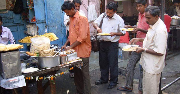 No te cortes y come con las manos en la India (Flickr)