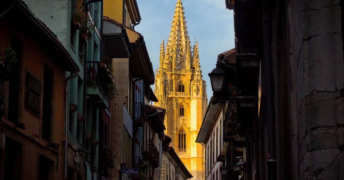 Llegando a la Catedral de Oviedo en Asturias (Flickr)
