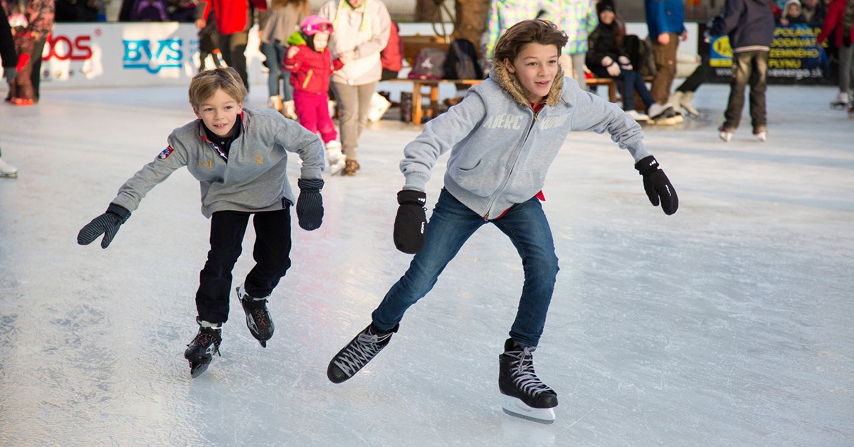 Niños patinando sobre hielo - ferobanjo (Pixabay)